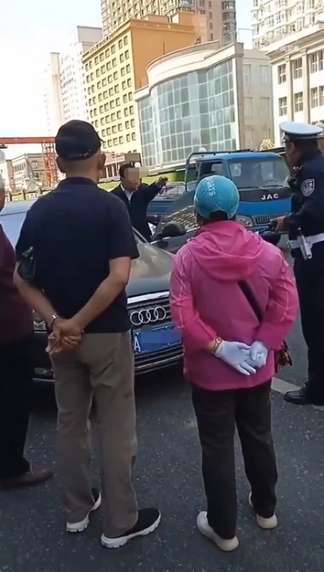 男司机违停还怼交警 来源：视频截图