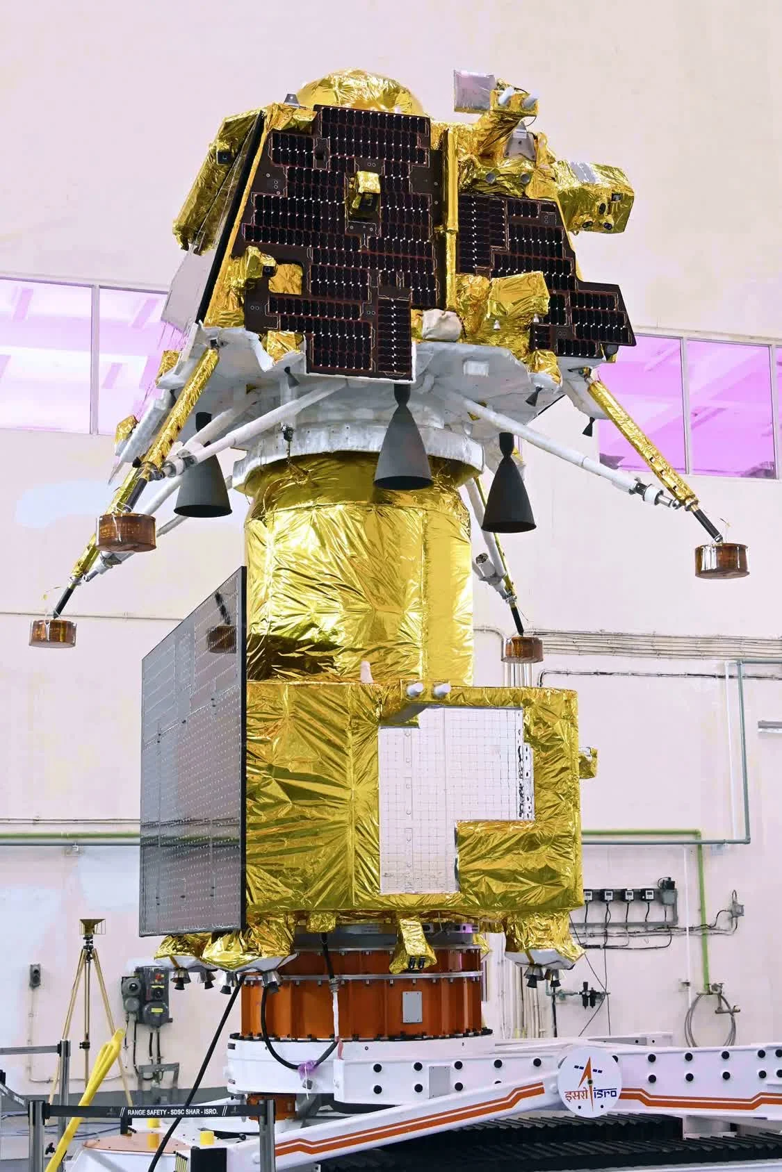 “月船三号”在地面测试厂房（图源：ISRO）