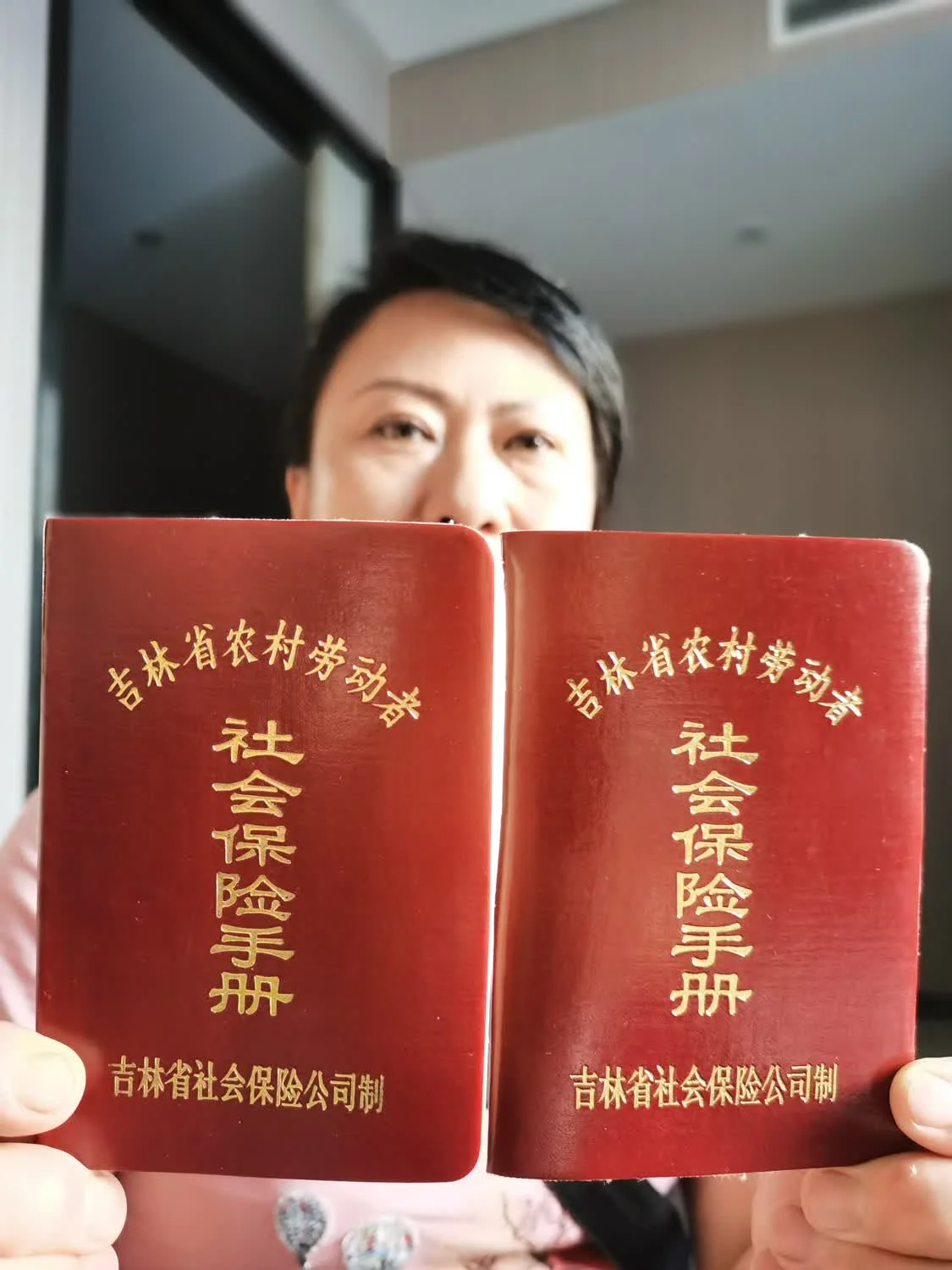 王晓蕾出示她和姐姐的社保手册。本文图片均由 澎湃新闻记者 朱远祥 摄