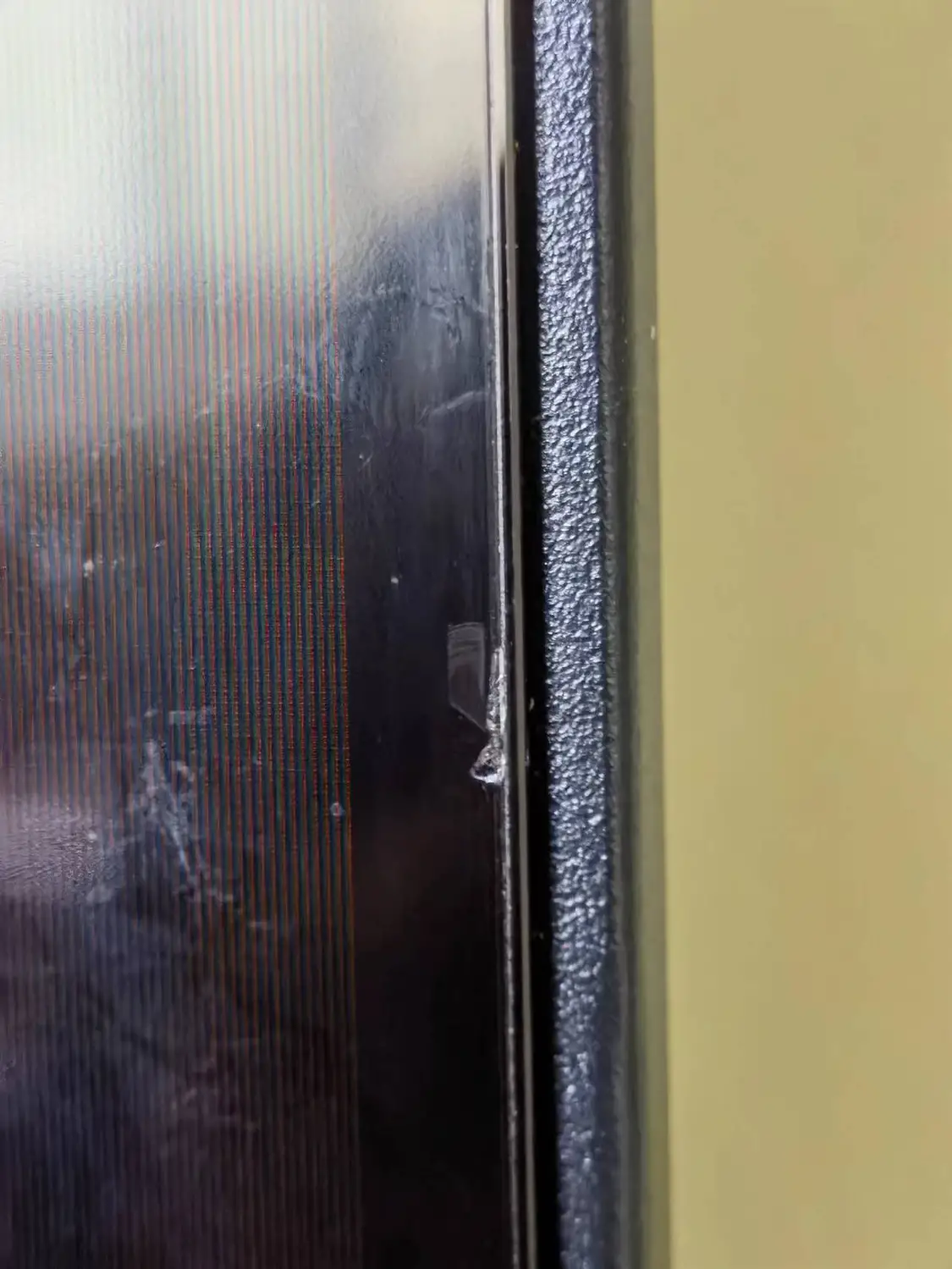 潘先生向记者展示电视屏幕情况