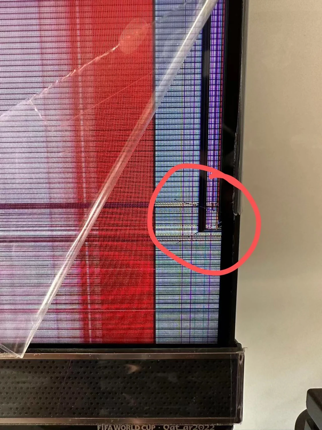 电视屏幕右下方出现裂痕，图片由李女士提供