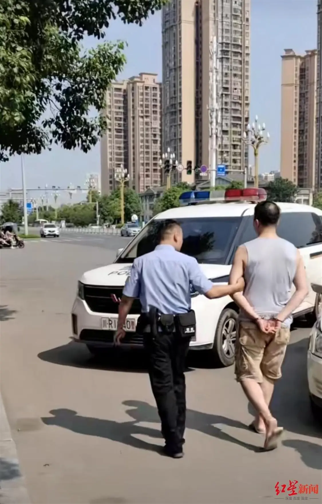 双胞胎女婴爷爷被民警戴上手铐（来源：红星新闻）