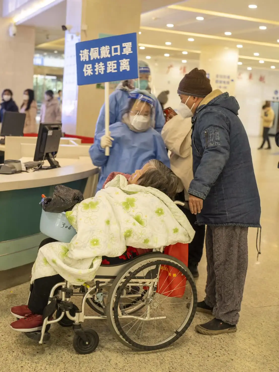 2023年1月6日，瑞金医院，前来就诊的老人。