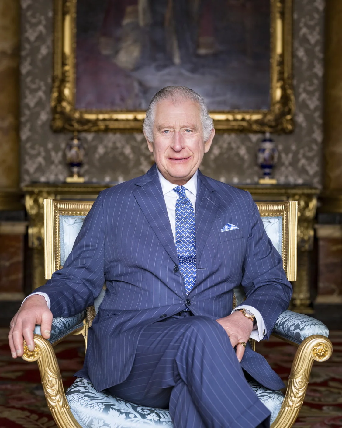 这张由白金汉宫于4月28日公布的照片显示，在白金汉宫的蓝色客厅，英国国王查尔斯三世坐在一把1829年的镀金天鹅绒软垫肘椅上。Hugo Burnand/Buckingham Palace/视觉中国 图