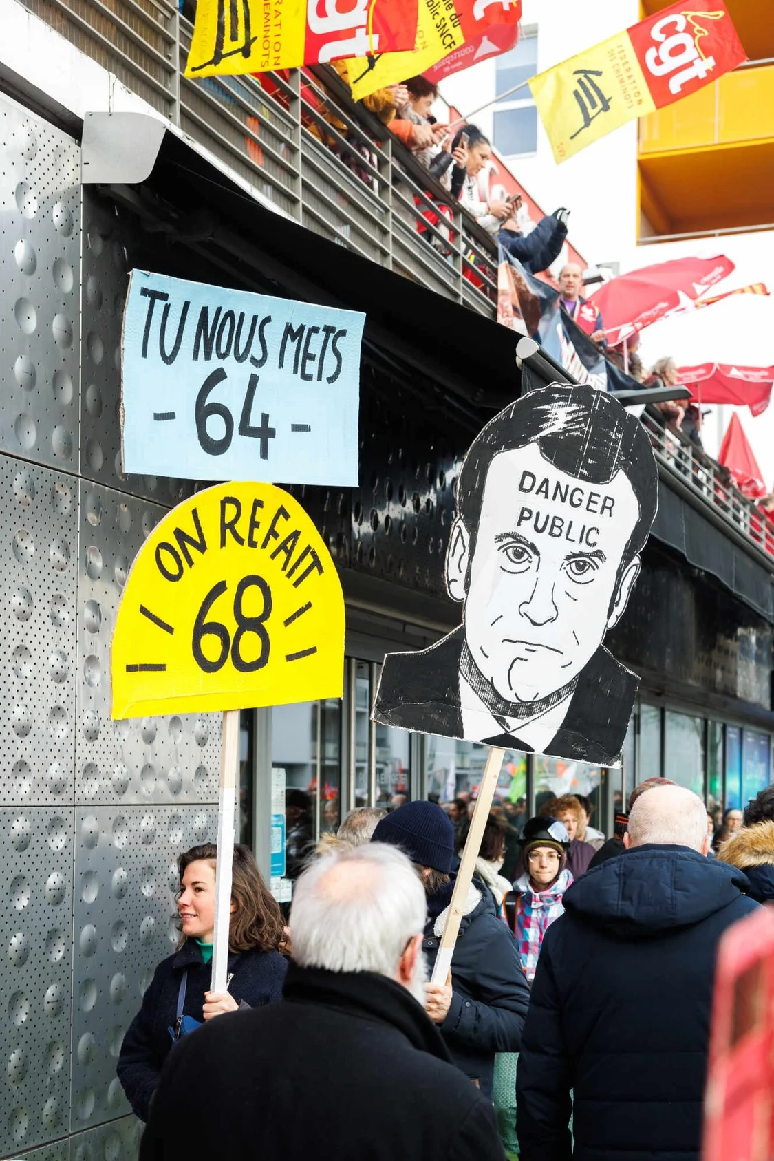 本次罢工的游行者举着马克龙的头像进行示威（图源：法国《世界报》）