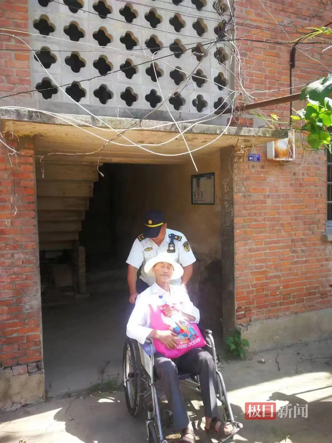 八旬老人外出办理宽带套餐迷路，新沟镇街城管路长与队员暖心伸援手-60岁以上老年人办电信宽带