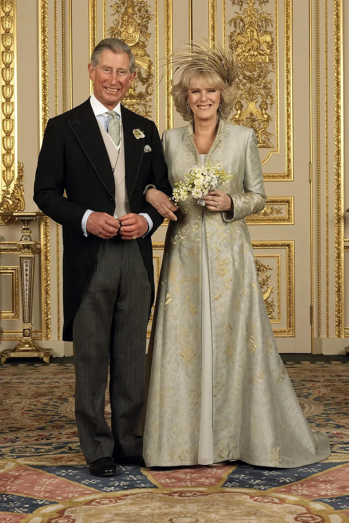 当地时间2005年4月9日，英国温莎，查尔斯和卡米拉在温莎城堡的白色客厅里举行婚礼后合影。 Hugo Burnand 摄