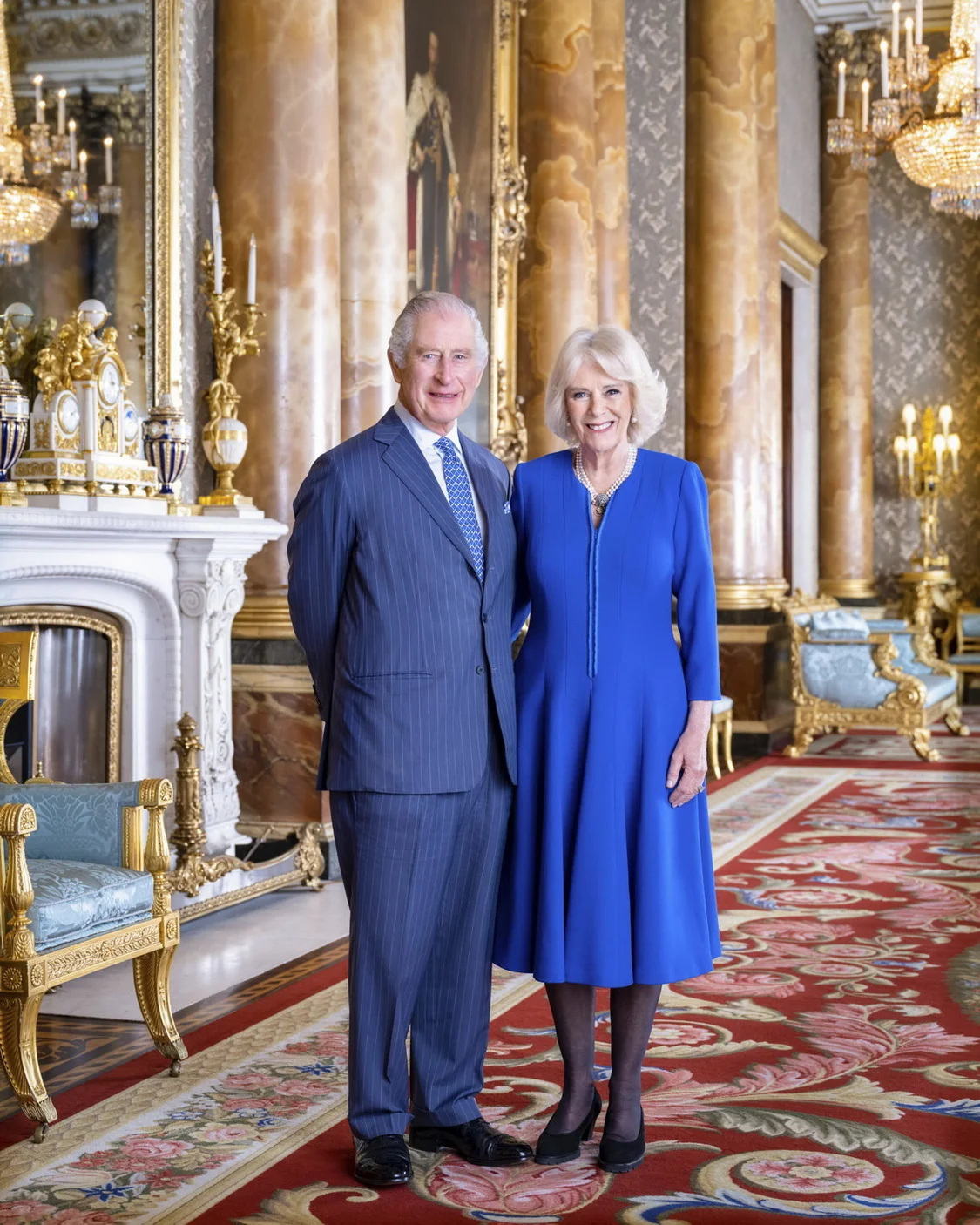 2023年3月，英国伦敦，英国国王查尔斯三世和王后卡米拉在白金汉宫的蓝色客厅。Hugo Burnand/Buckingham Palace/视觉中国 图