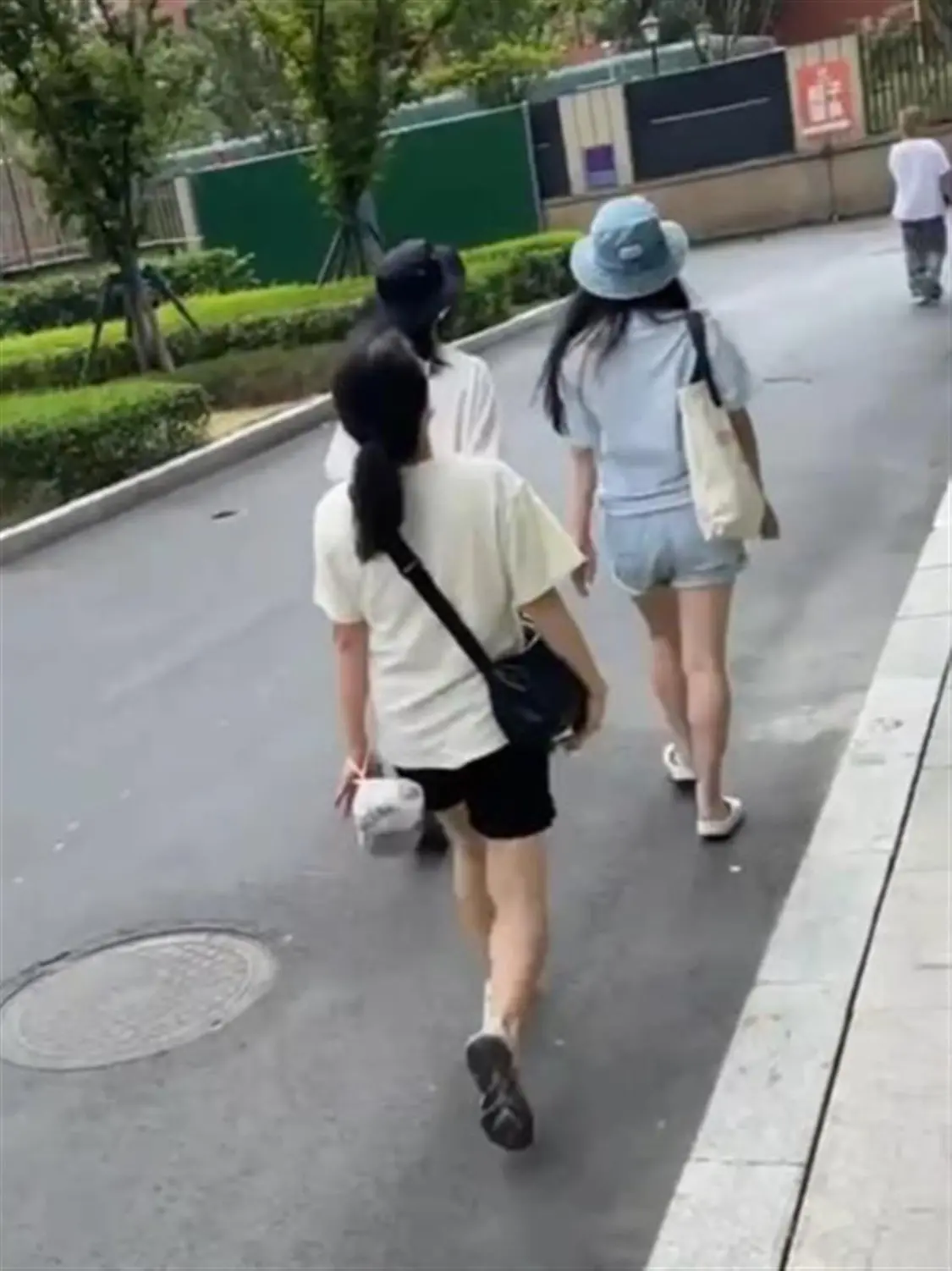 三名女子径直离开 （视频截图）