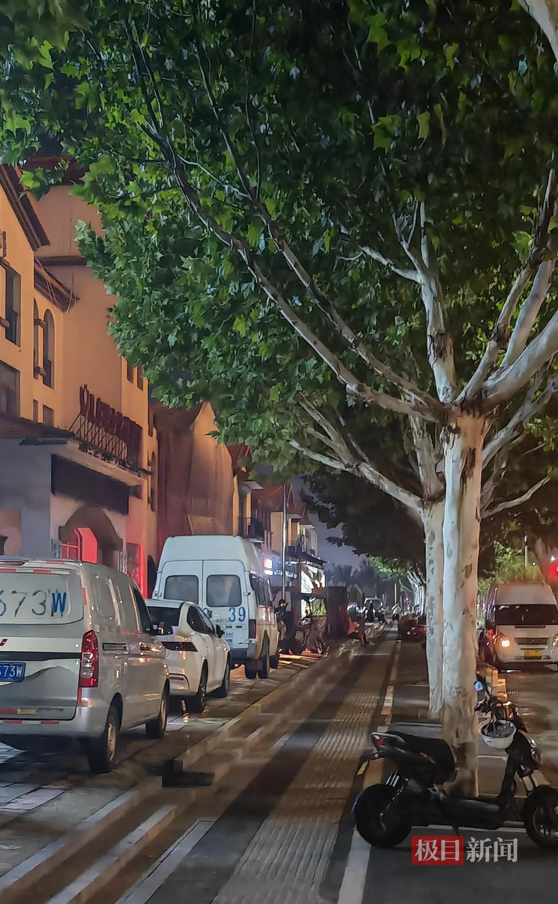 24日晚，事发现场附近（极目新闻记者 丁鹏 摄）