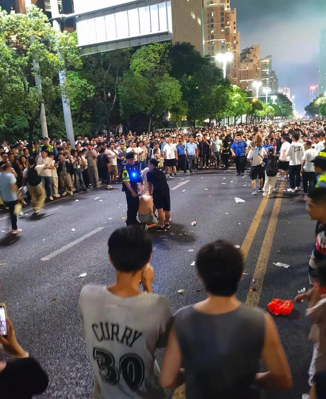 “男子被误认持刀遭踹倒” 路人假想防卫如何担责？