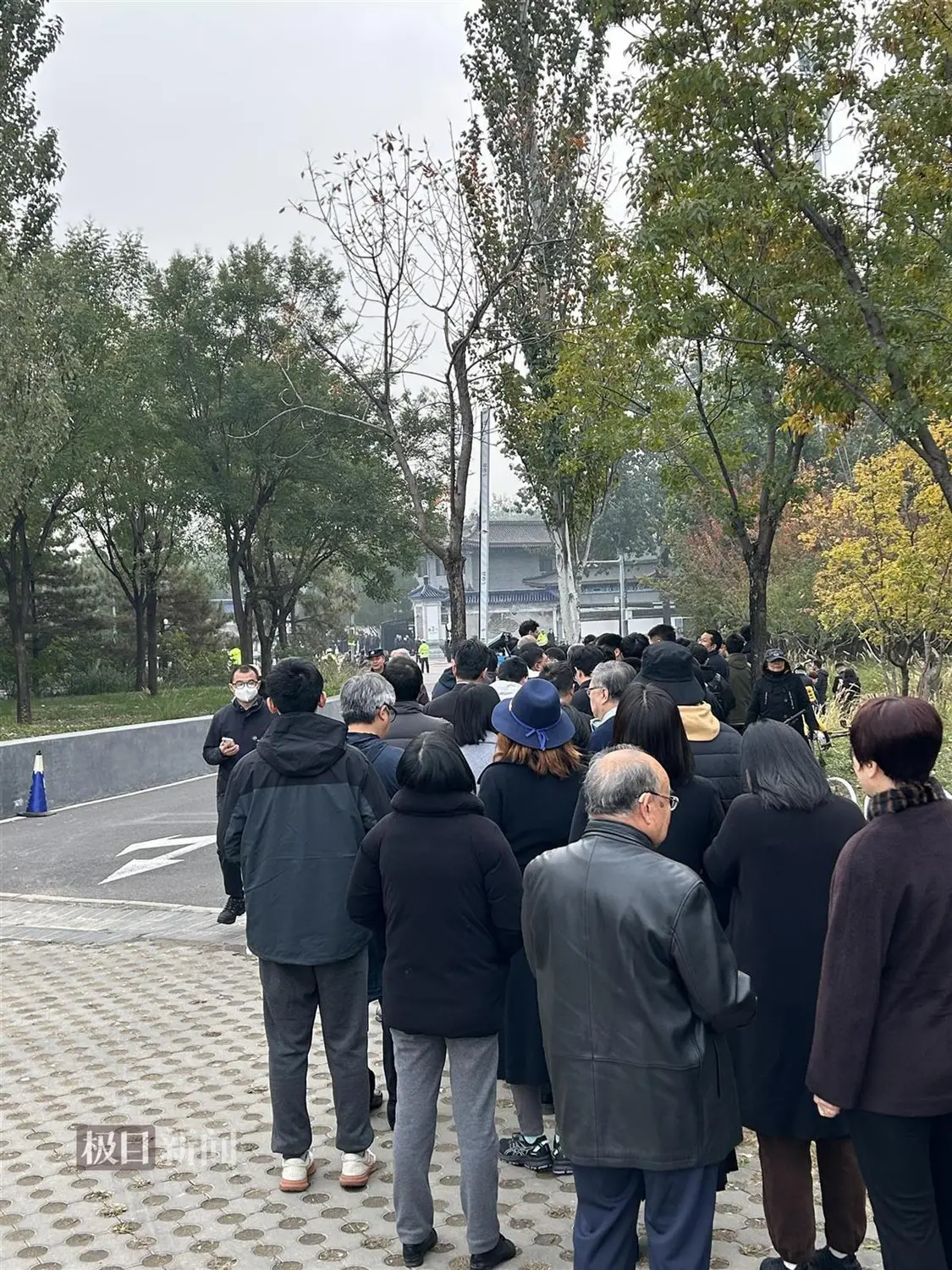 楊振寧遺體告別儀式在京舉行,現場排起數十米長隊