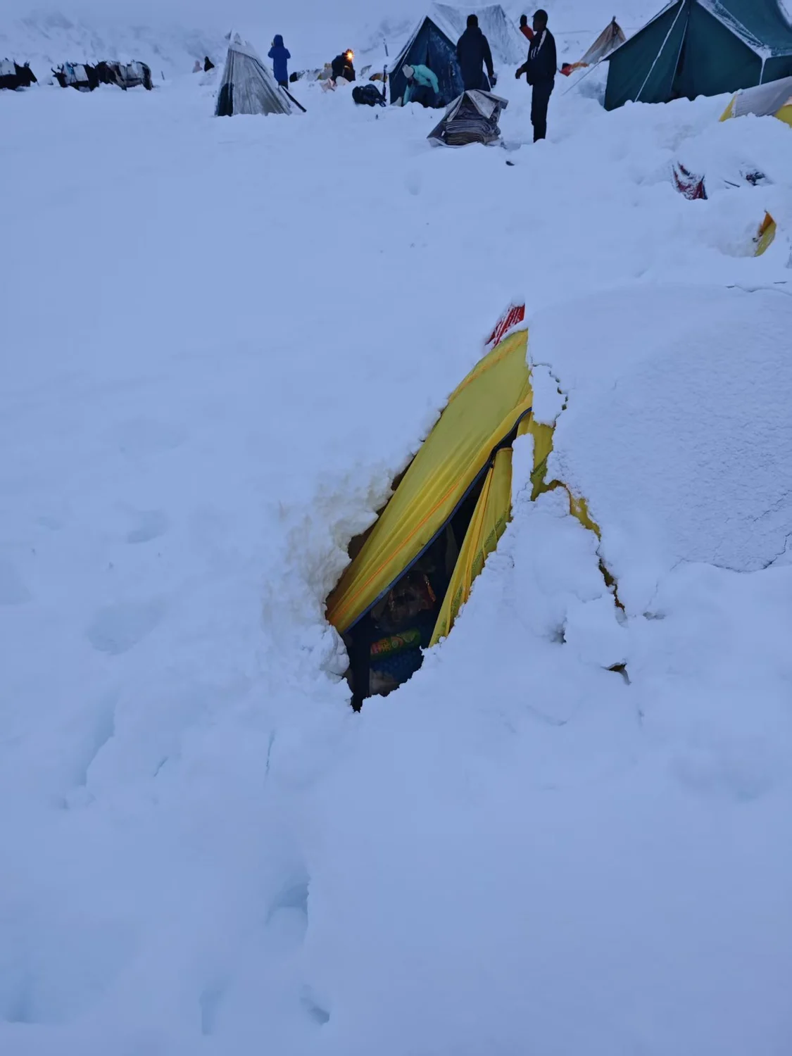 大雪即將覆蓋整個帳篷。圖源受訪者：王純潔