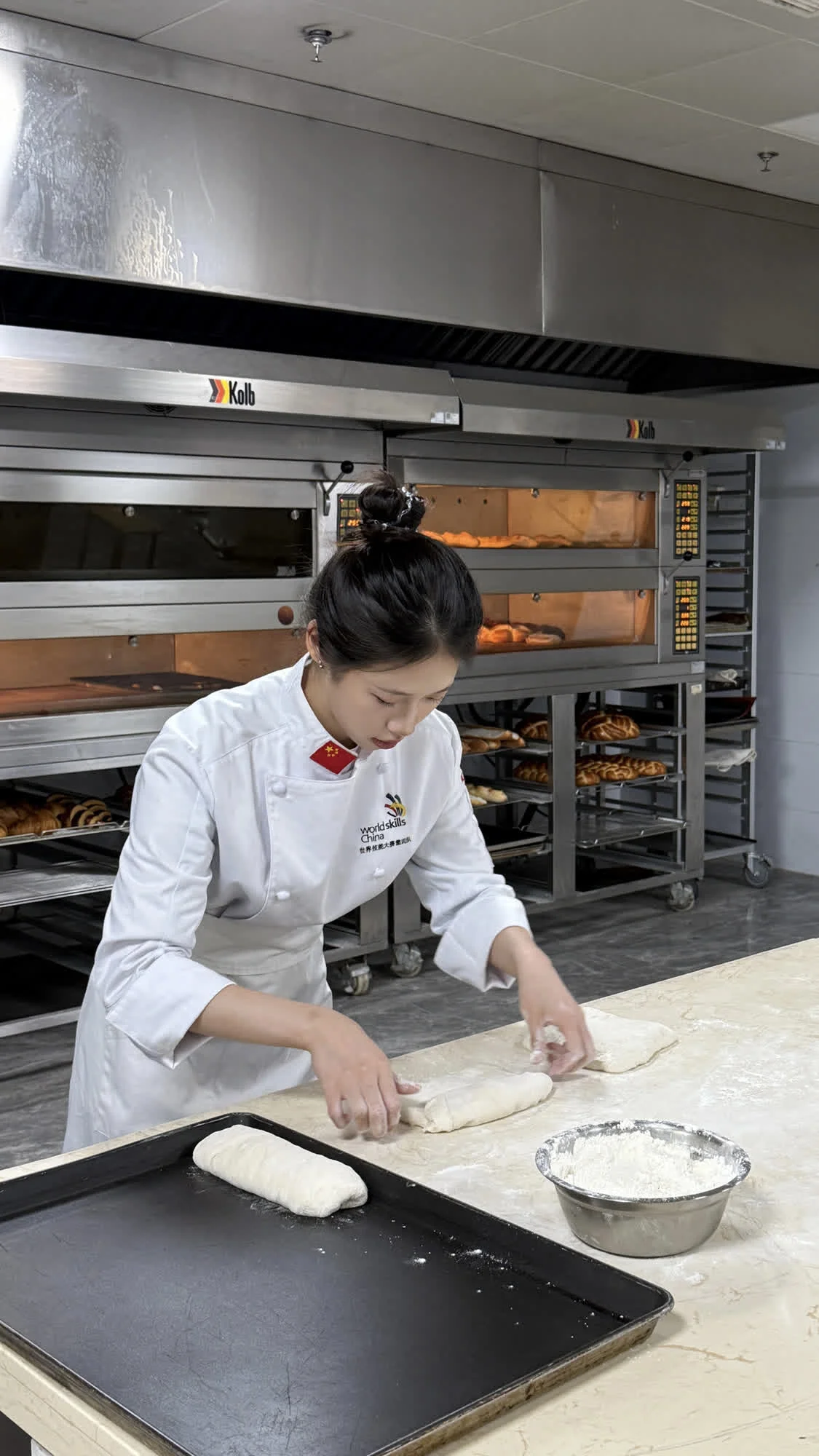 用面包“雕刻”三星堆：浙江商业技师学院00后浙江女孩包佳千捧回国际烘焙大赛冠军 图4