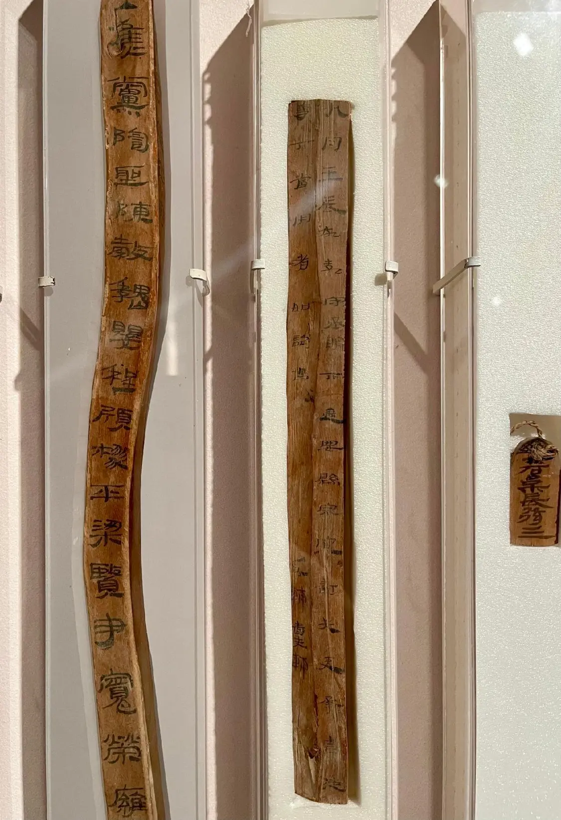 三种性质不同的简牍：《苍颉篇》习字木觚（左）、写有公文的木两行（中）、系在军事装备上的签牌（右）