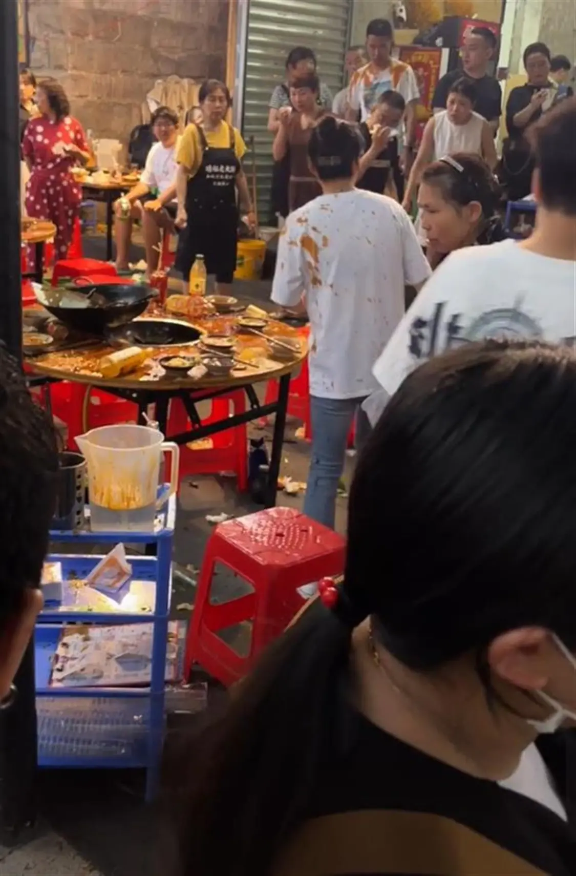 猫咪掉进火锅致多人被烫伤，店方：已赔数万元