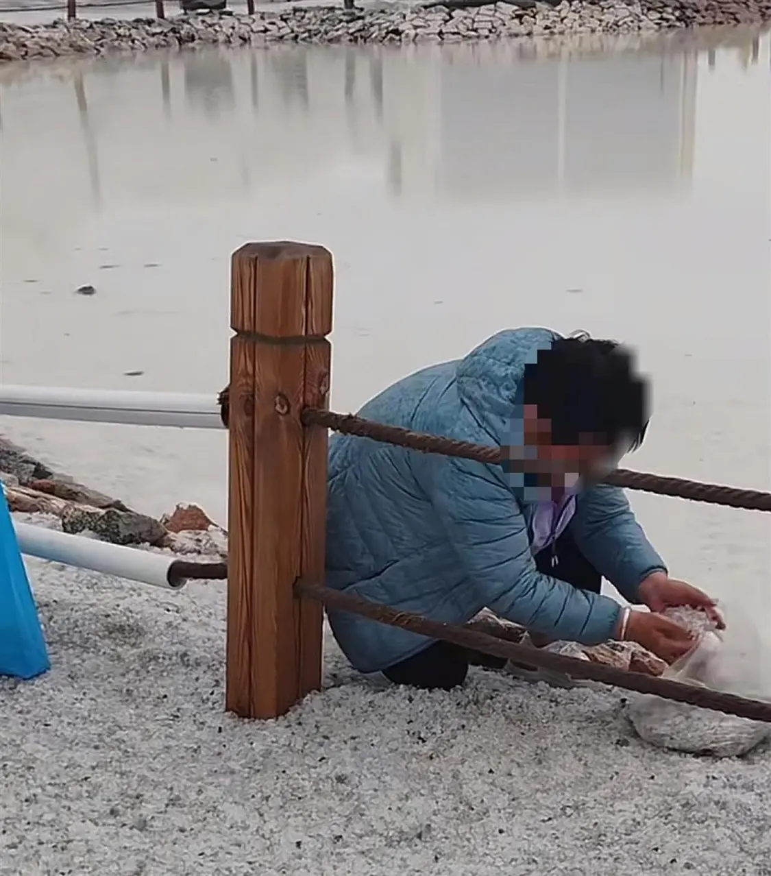 游客成袋装走茶卡盐湖铺路的盐？景区：确有此事