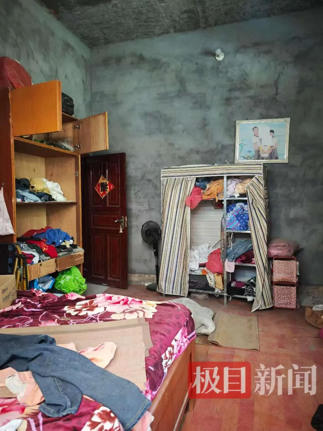 案发现场，墙上还挂着生父继母家人合影（极目新闻记者唐佳燕摄）