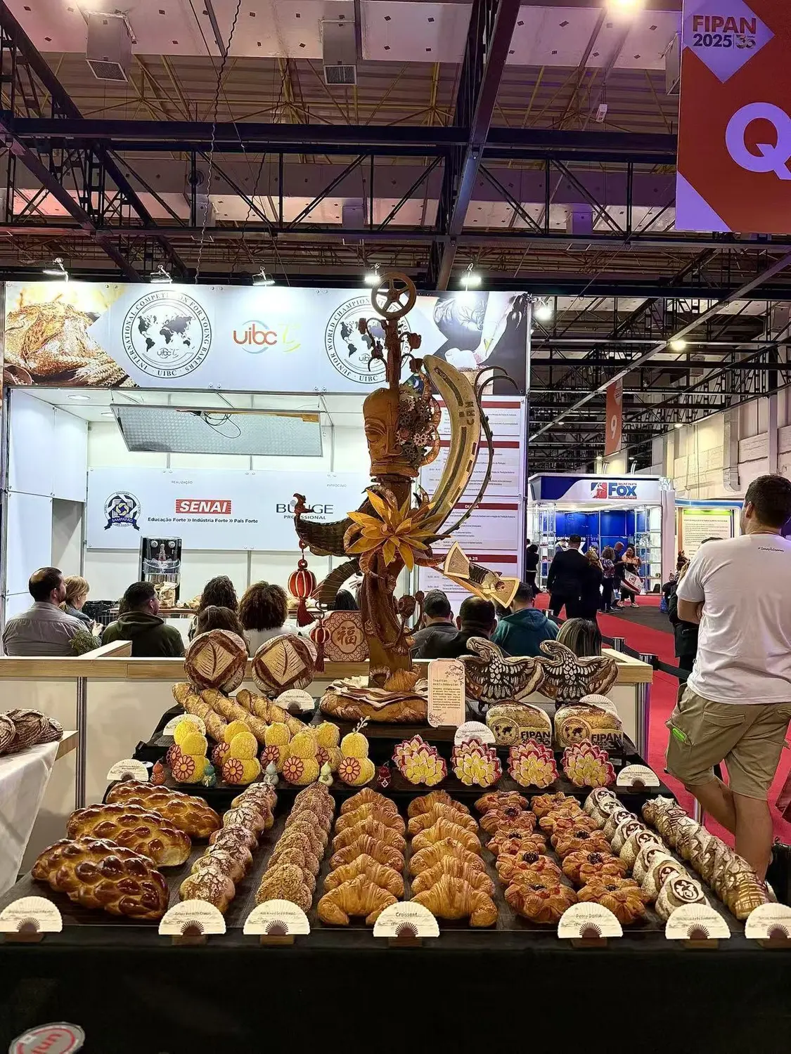 用面包“雕刻”三星堆：浙江商业技师学院00后浙江女孩包佳千捧回国际烘焙大赛冠军 图1