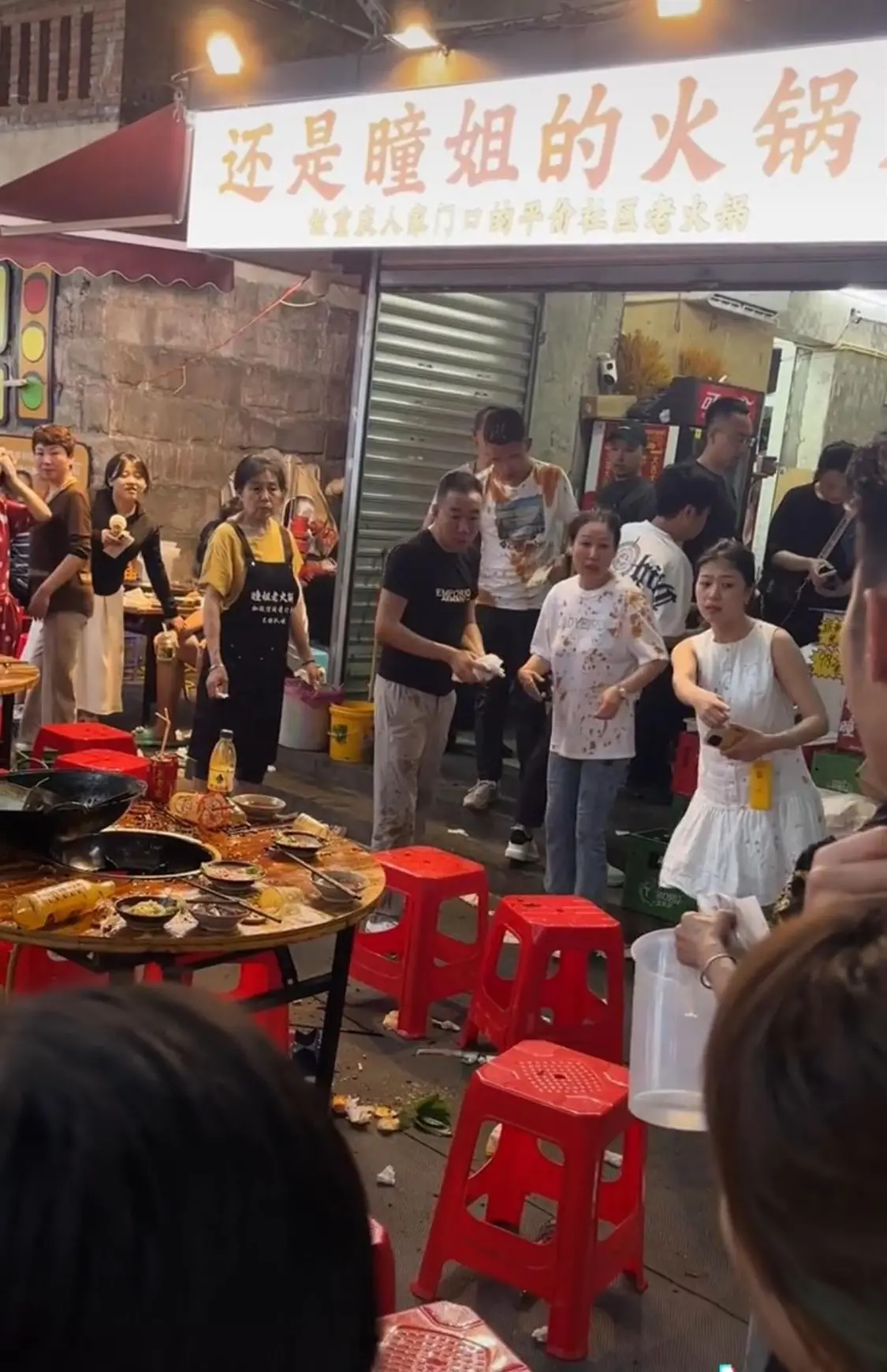 猫咪掉进火锅，烫伤9名食客！店主做法获怒赞，门店最新回应