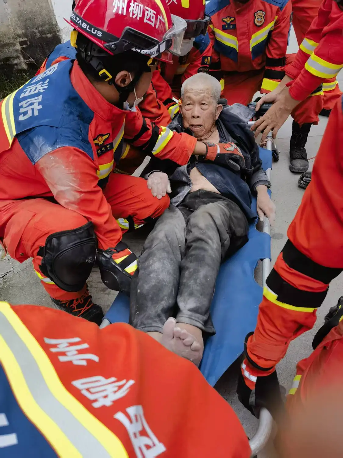 5月18日，救援人员在太阳村镇上等村受灾现场搜救出91岁老人。（柳州消防供图）