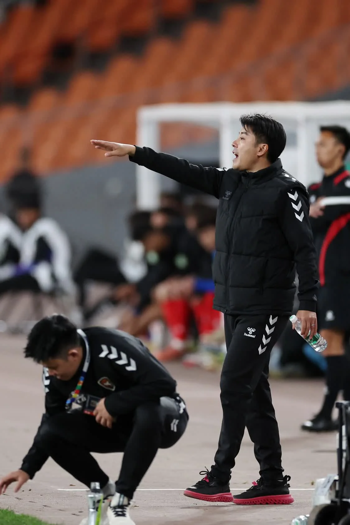 4月5日，兰州陇原竞技天佑德队主教练曹睿（右）在场边指挥。新华社记者　陈斌　摄