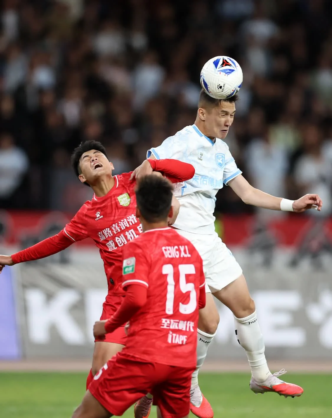 4月5日，兰州陇原竞技天佑德队球员乌拉尔&middot;木合塔尔（右）与长春喜都队球员王淞（左）在比赛中拼抢。新华社记者　陈斌　摄