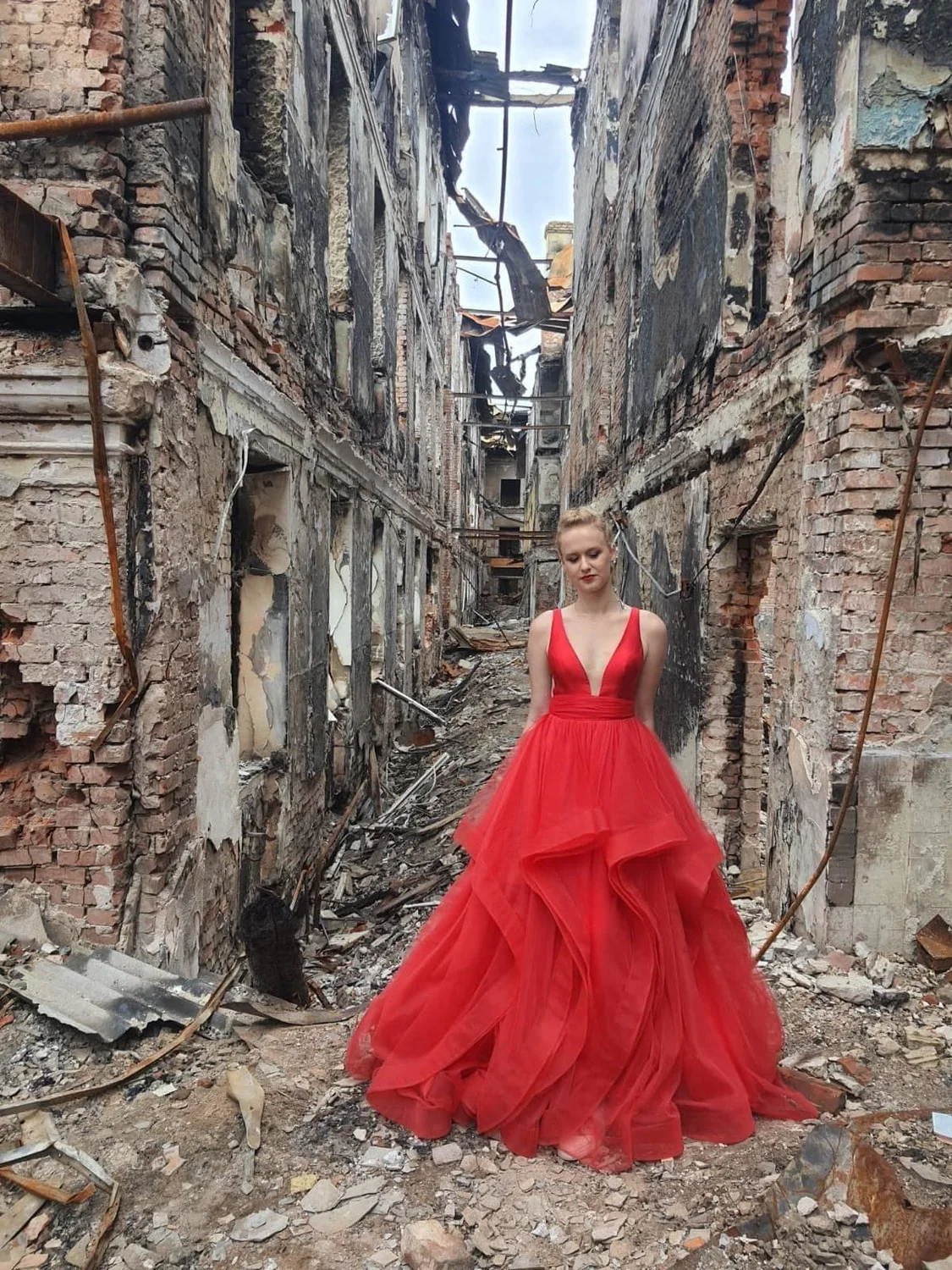 废墟上的华尔兹：乌女生穿红色礼服返母校参加毕业舞会