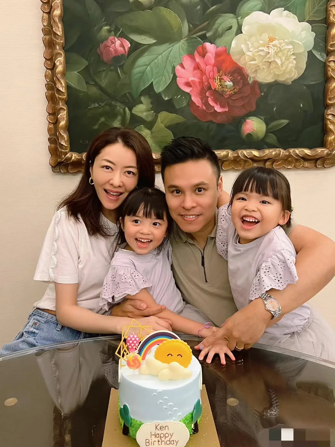 熊黛林晒一家四口合照为老公庆生 夫妻俩贴脸亲亲撒狗粮