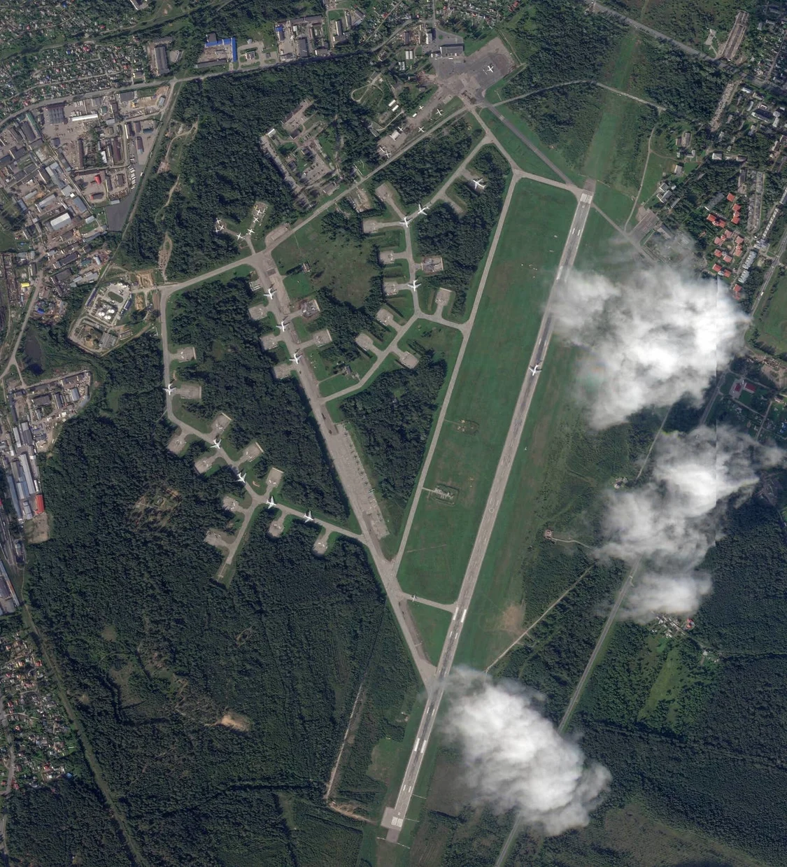 俄罗斯普斯科夫机场遭袭后卫星图像，一架伊尔-76被完全烧毁 图源：美国“动力”网站