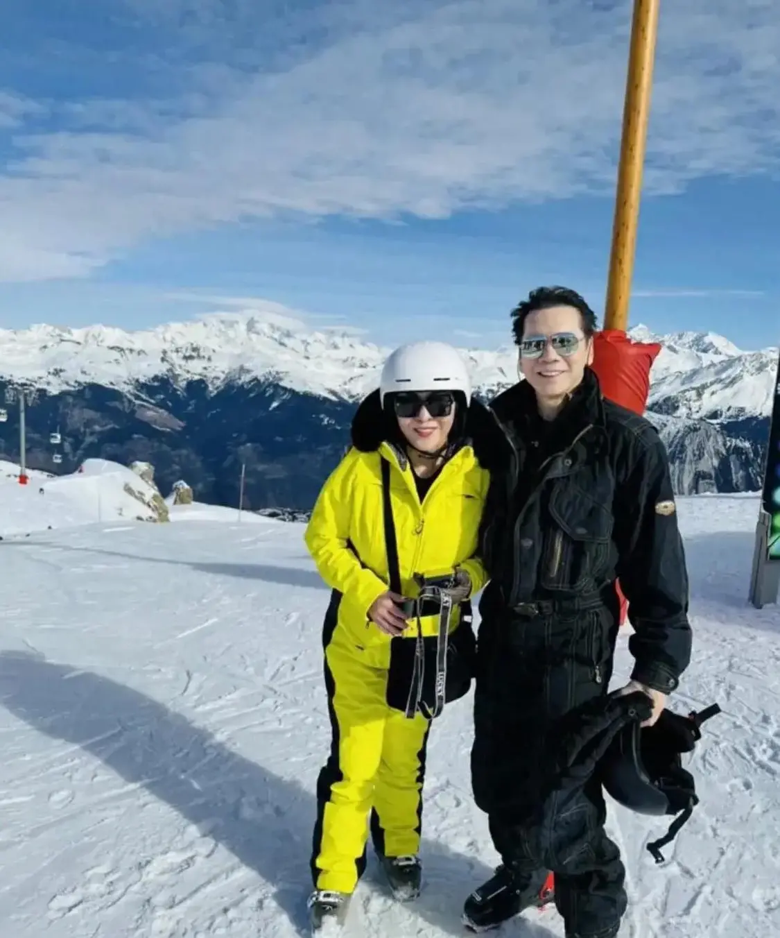 向太全家到法国滑雪，给郭碧婷鼓励很宠溺，祖孙三代同框好幸福！