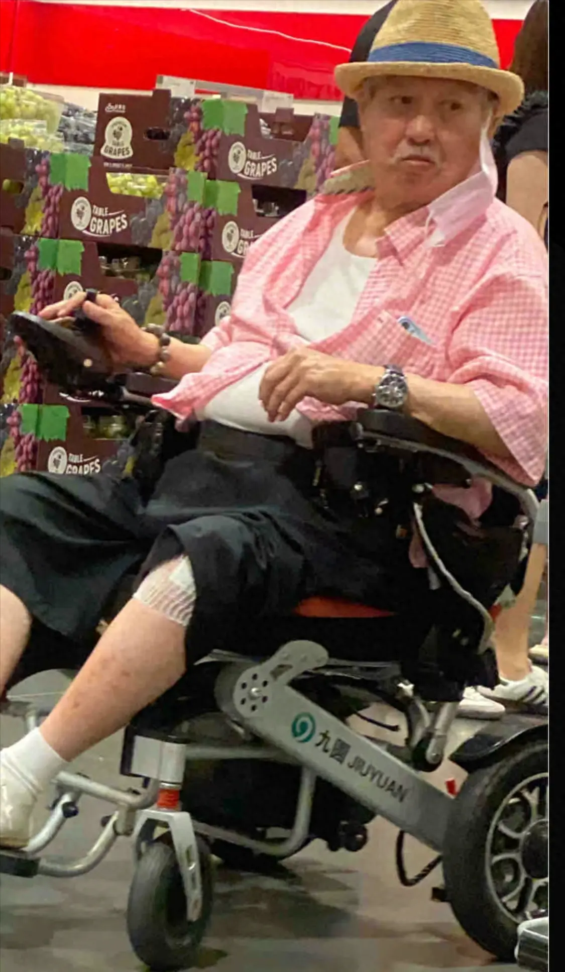 74岁洪金宝坐轮椅逛深圳超市！排队买披萨试吃解馋，减肥被打脸