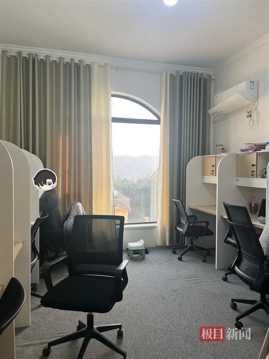 学生在认真复习