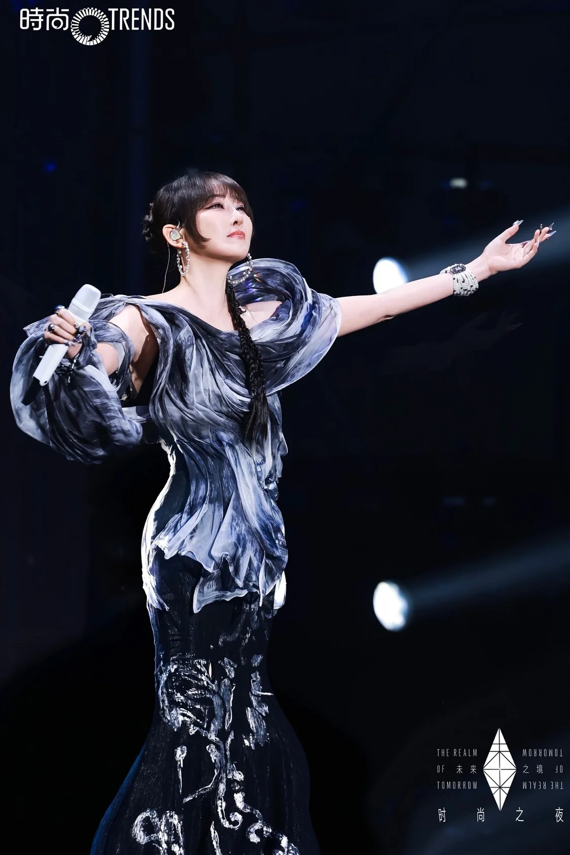 薩頂頂演繹《左手指月》