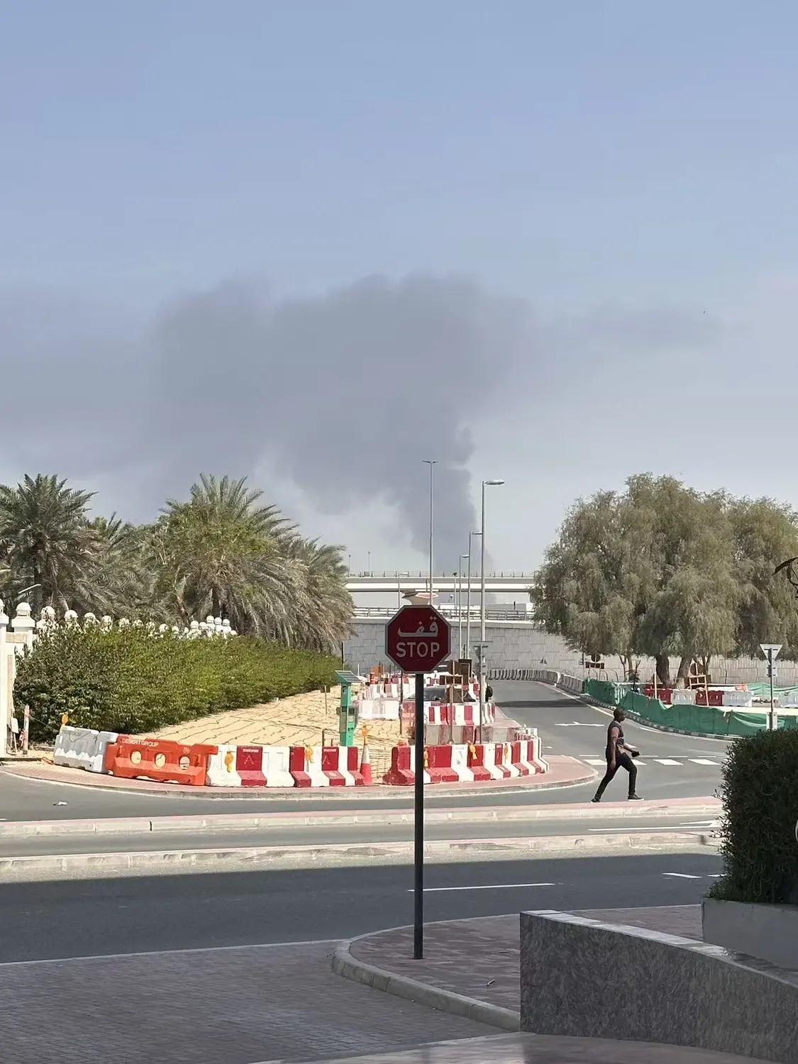 3月1日上午，已离船游客在迪拜机场附近目睹了远处发生的一起爆炸。受访者供图