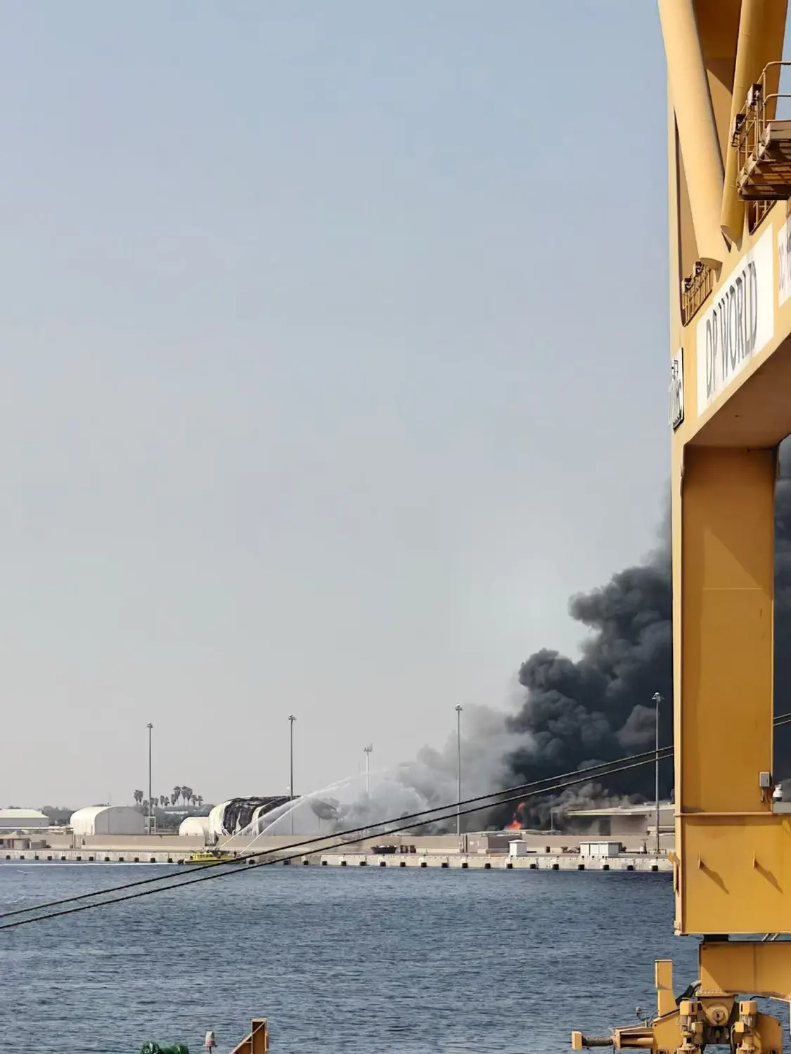 3月1日清晨，军舰补给站被攻击，有船只抽海水灭火。受访者供图