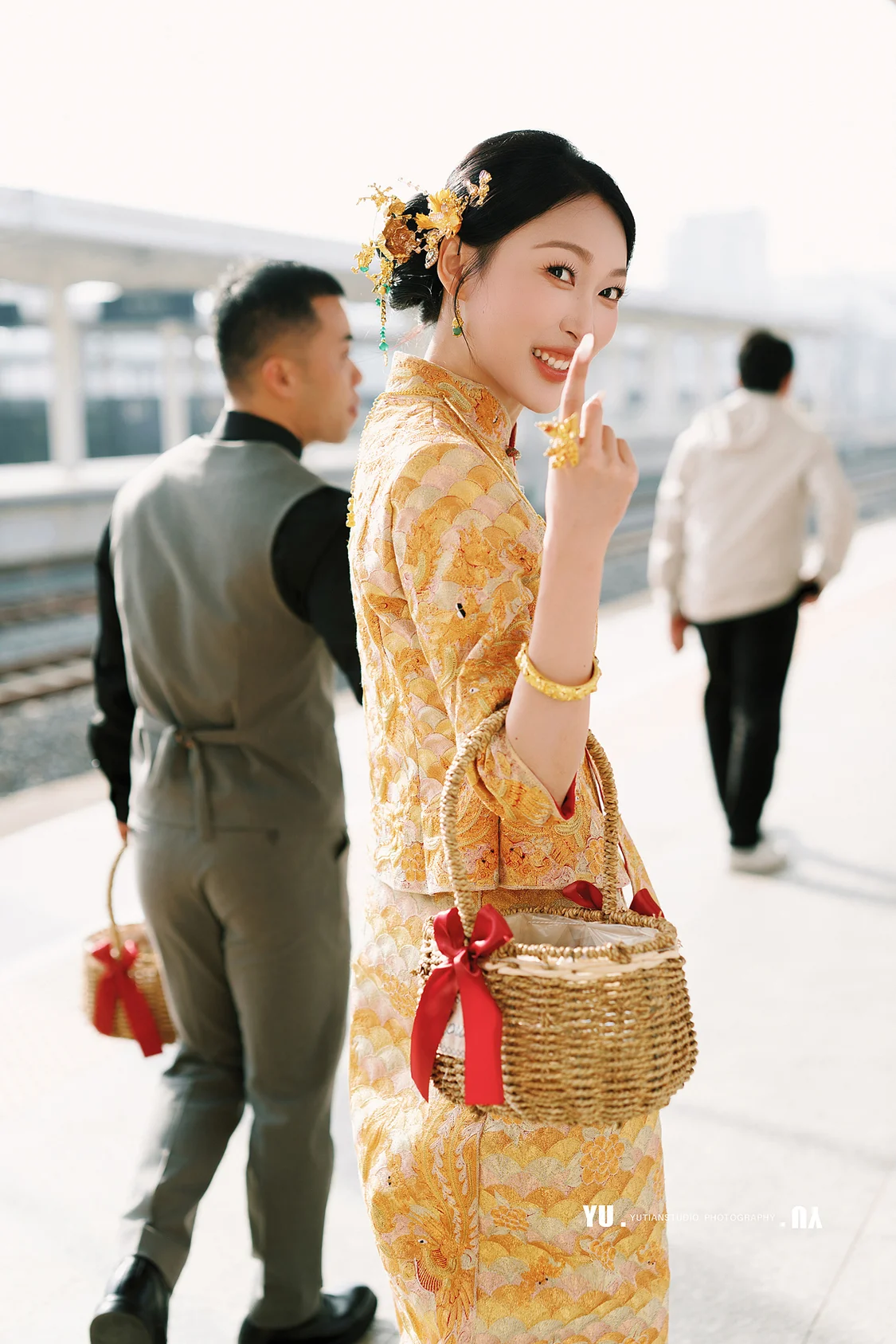 安徽一对新人乘高铁接亲 网友直呼“上亿的婚车” 当事人发声 - Vava8 发吧