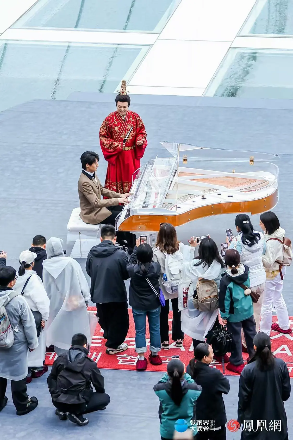 （云天渡玻璃桥上的“钢琴快闪”，“魔指精灵”汤珏晨与网红“皇帝”郑国霖偶遇。）