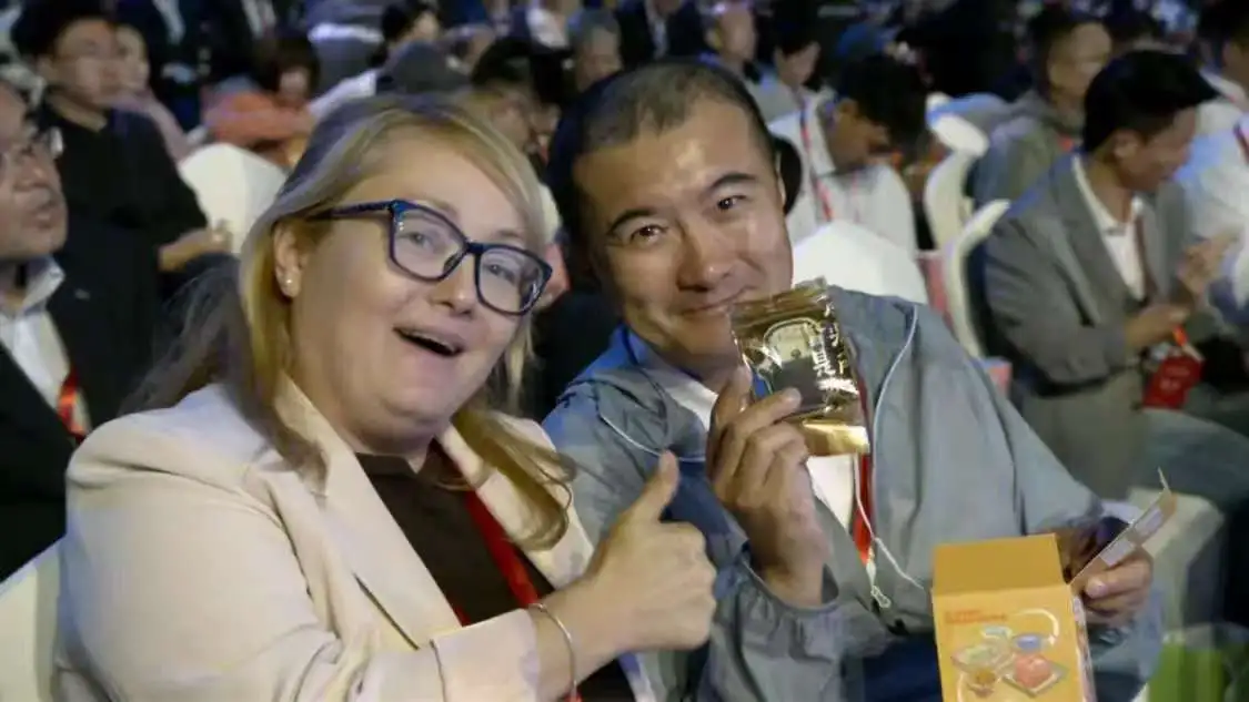 嘉宾为晋城文创美食点赞