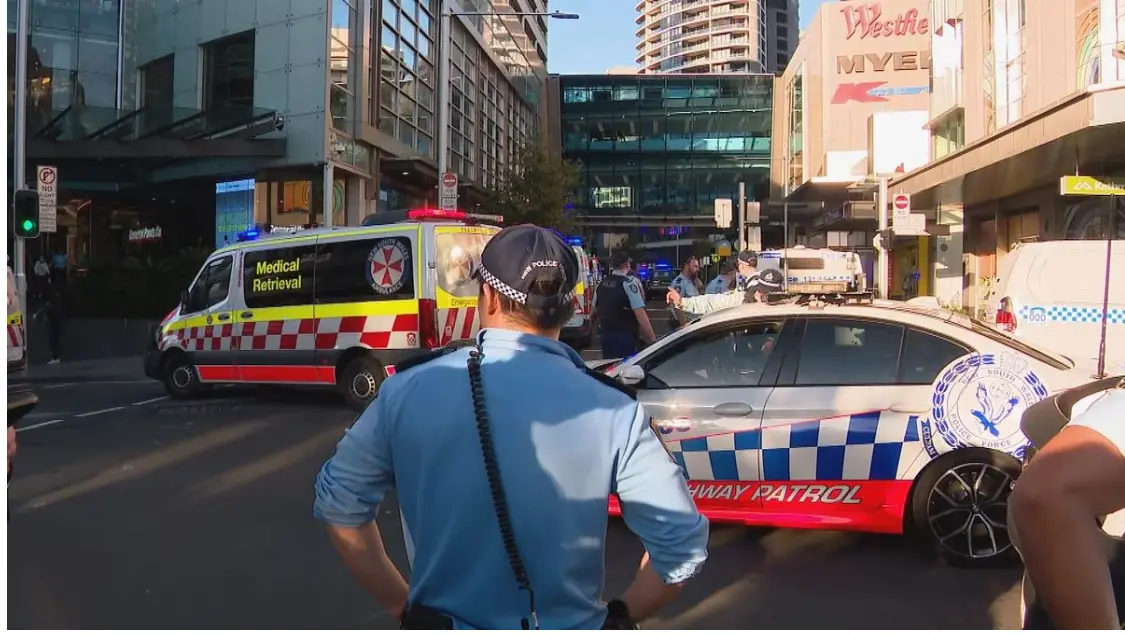 事发购物中心外，多辆警车和救护车待命 图自澳大利亚9news新闻网站