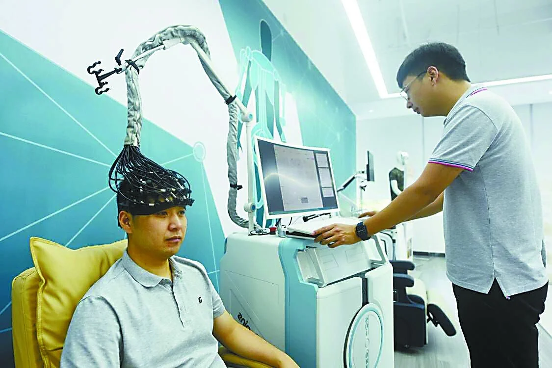 2022年7月31日，杭州市民在全国首个脑机智能产业园区——西投启真脑机智能科创中心进行体验。（视觉中国）