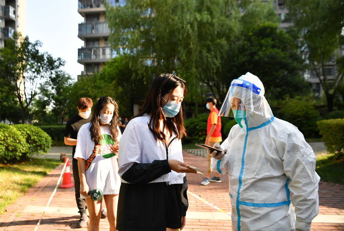 7月8日，志愿者（右一）为西安市曲江新区紫汀苑社区居民进行核酸检测信息登记。新华社记者 张博文 摄