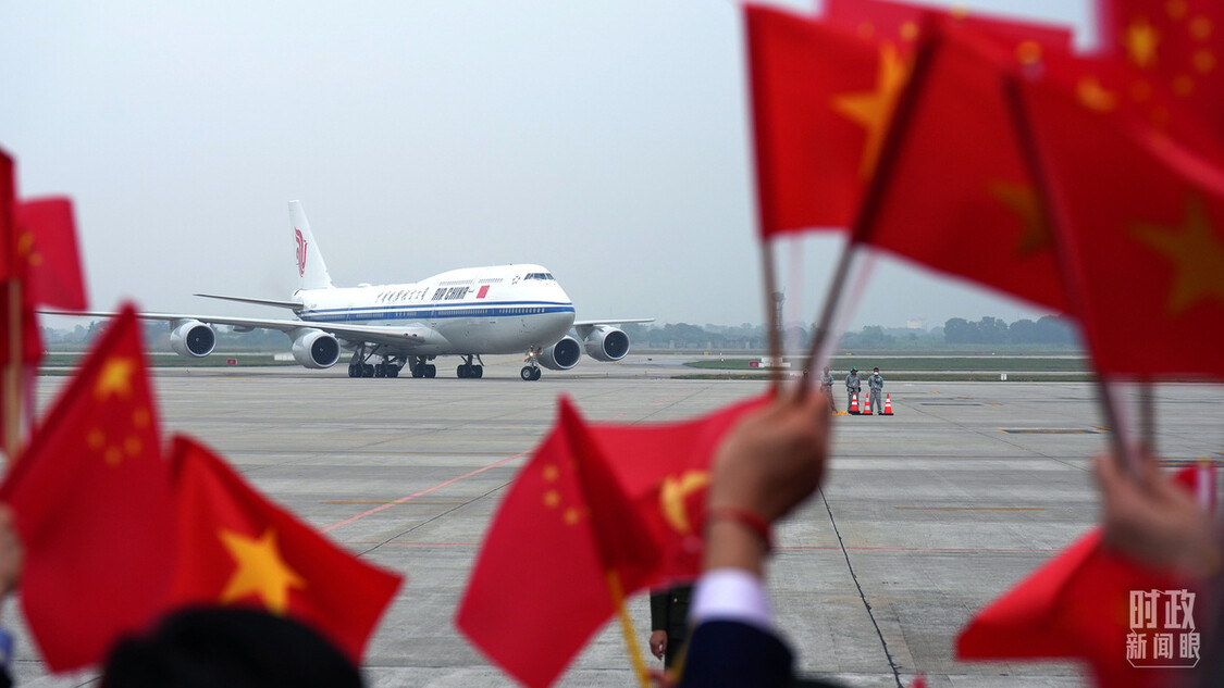 习近平总书记乘专机抵达越南河内。（图/央视新闻客户端）