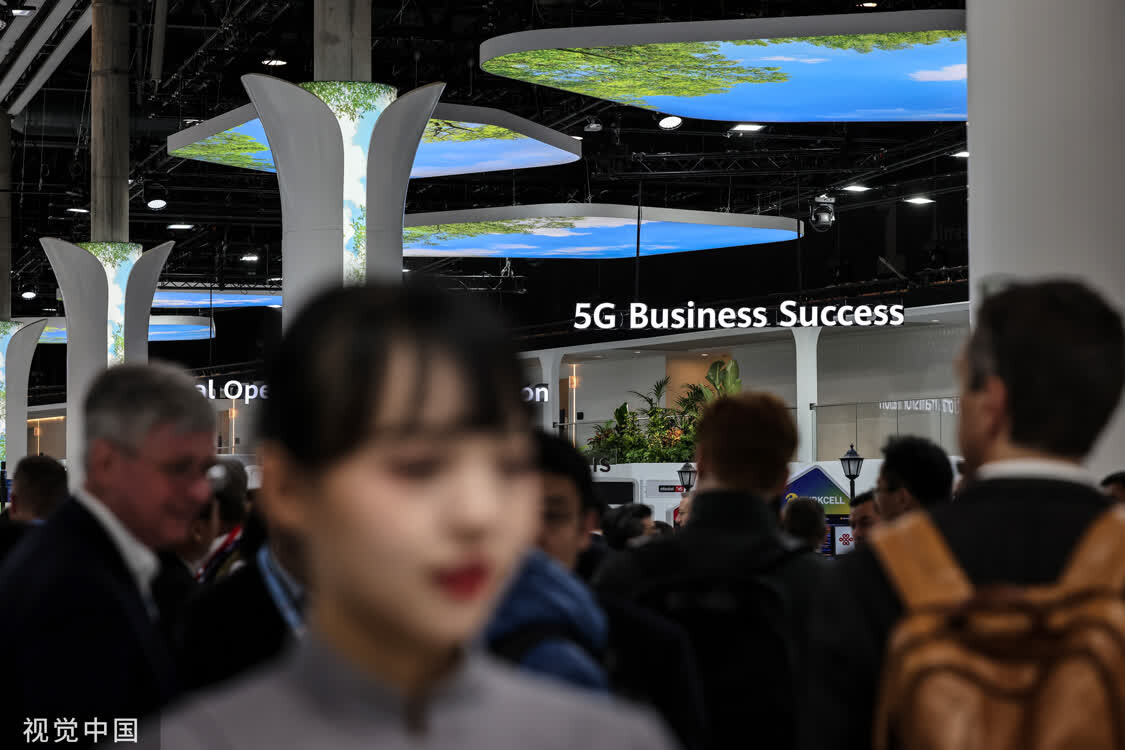 当地时间2023年2月27日，西班牙巴塞罗那，在国际会展中心举行的世界移动通信大会开幕式上，华为公司展台上的5G标志。图自视觉中国