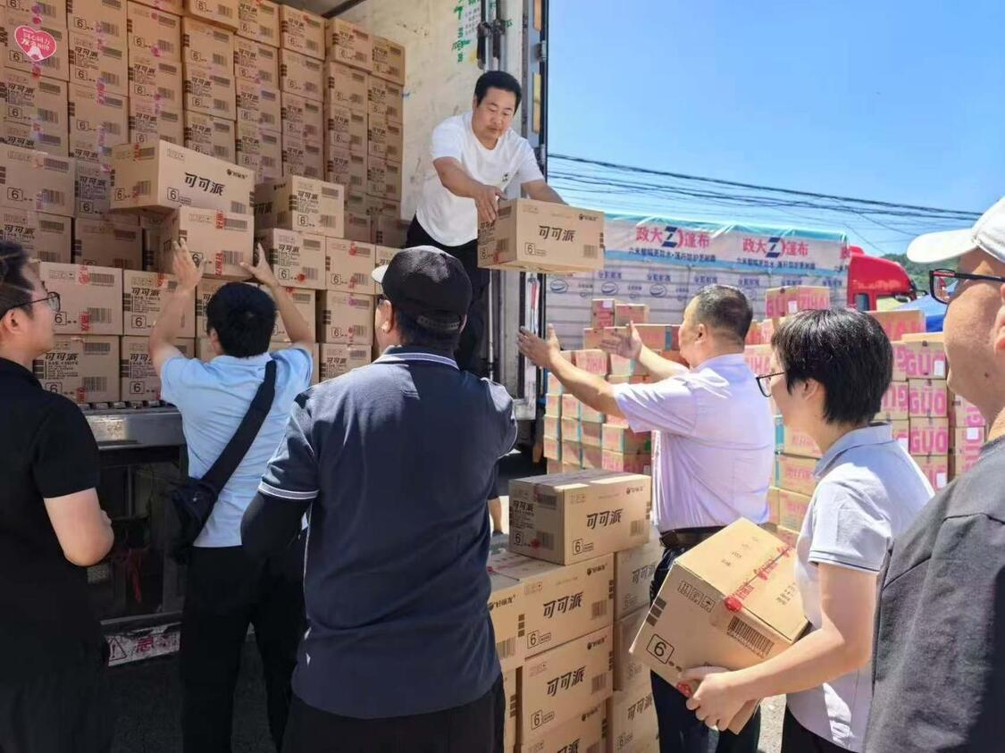 密云外地群众及自愿者搬运物资