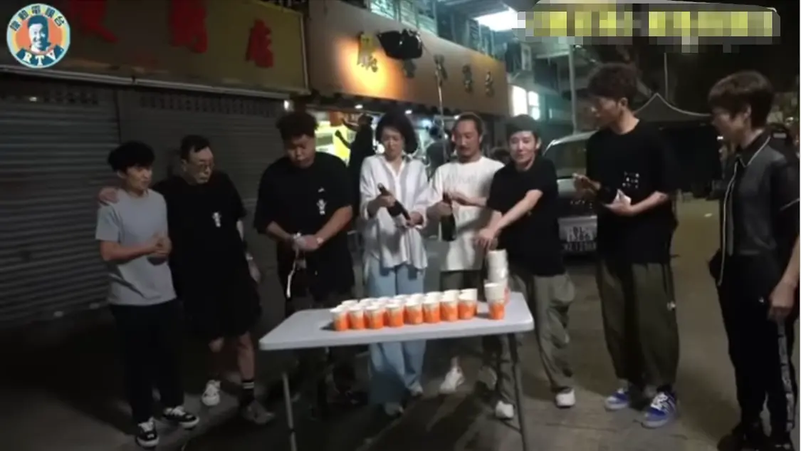 45岁梁咏琪罕露面拍戏！皮肤黝黑脸发胖，与郑中基吴君如勾肩搭背-梁咏琪唱歌