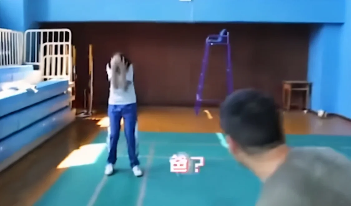 周冬雨片场被狂扇耳光！被掐脖子眼泛泪光，对手演员不忍心用力-周冬雨咬