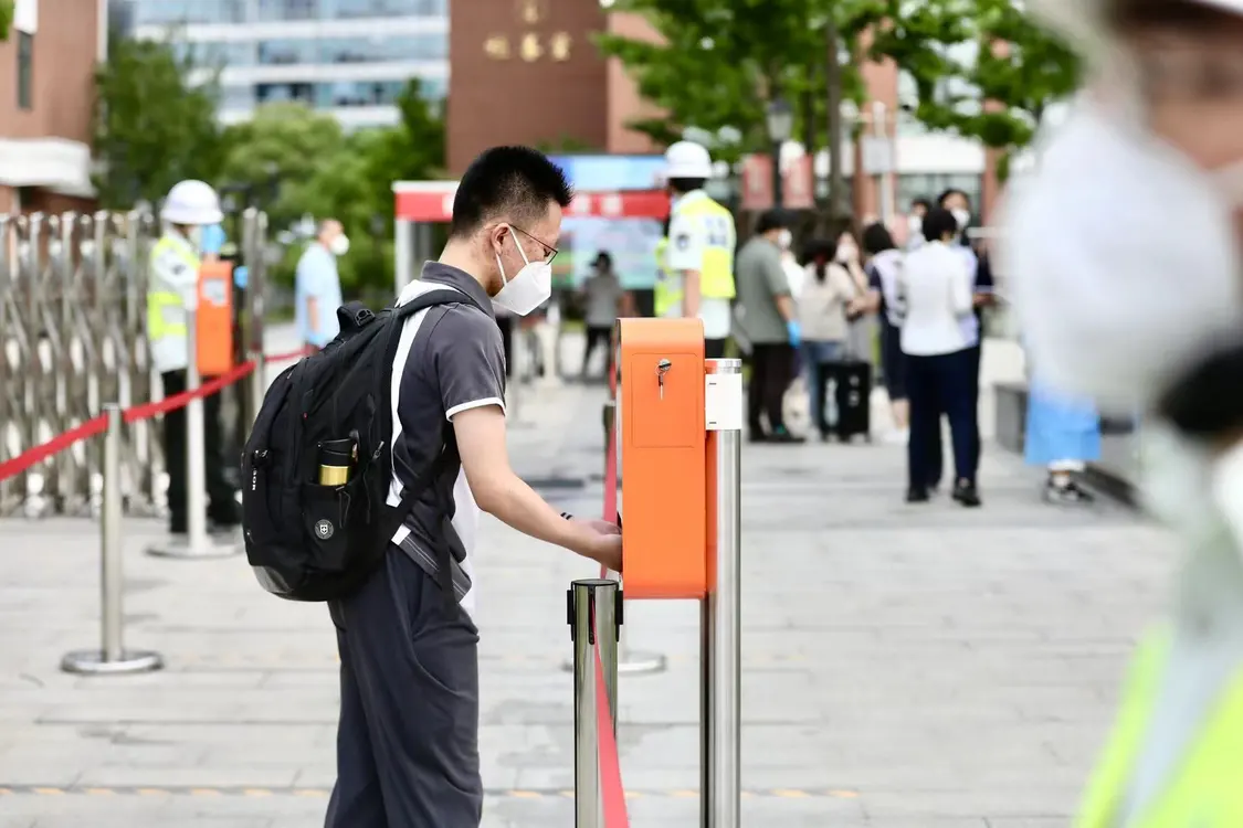 初夏校园重现勃勃生机！上海高二高三学生今天复学，师生们的双向奔赴有趣有爱-上海高三开学时间2020下半年