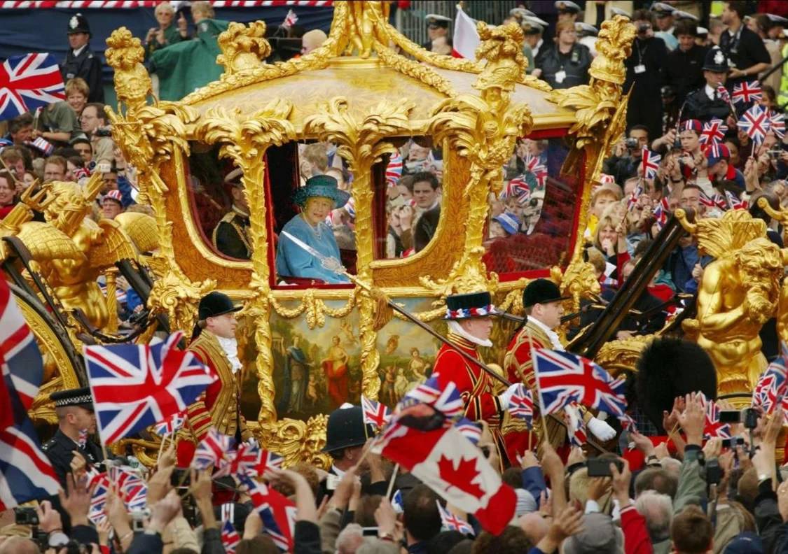 2002年6月，女王登基50周年，作为庆祝活动的一部分，伊丽莎白二世与菲利普亲王乘坐1762年建造的金州马车。