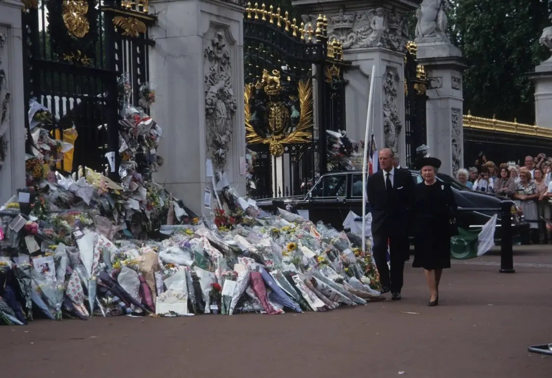 1997年9月6日，英国女王伊丽莎白二世和菲利普亲王走过向戴安娜王妃致敬的公众。8月31日，戴安娜王妃在车祸中丧生。